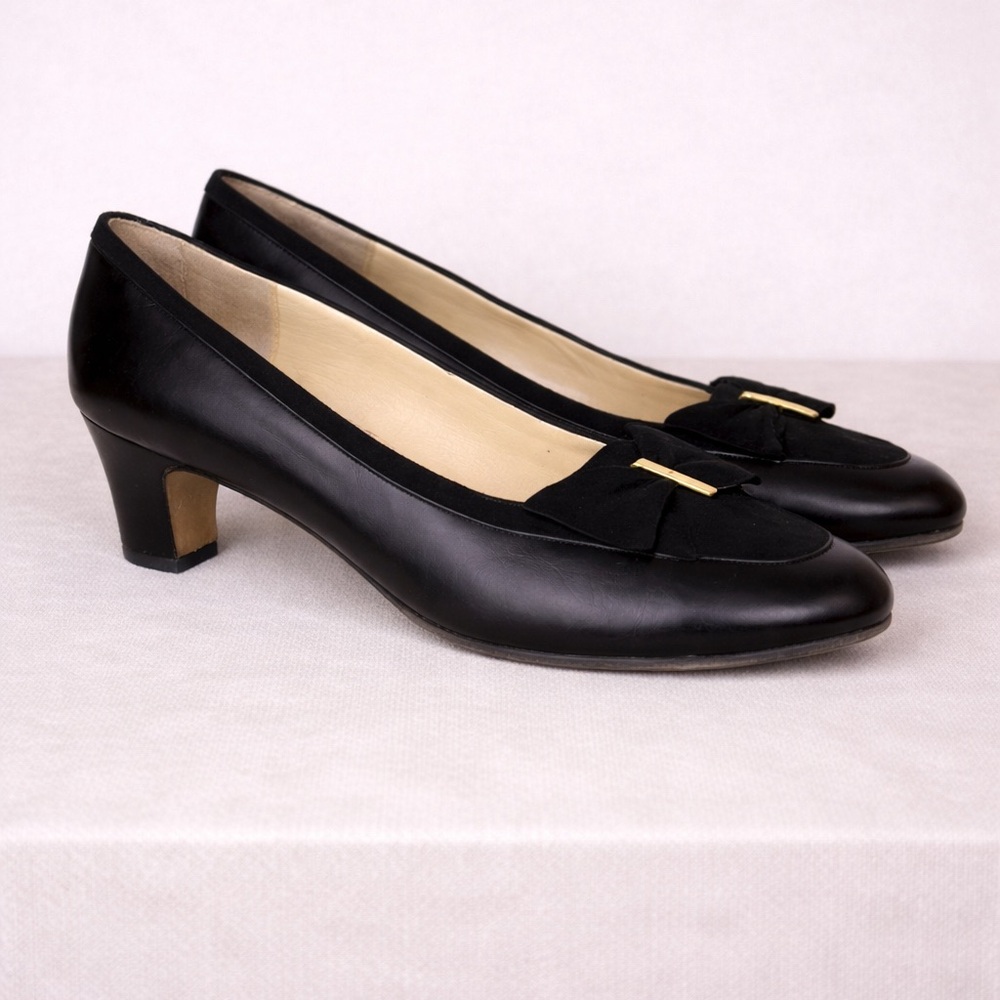 Vintage Salvatore Ferragamo Black Leather Pumps Bow Low Heel Classic Size 8.5B - Picture 1 of 11